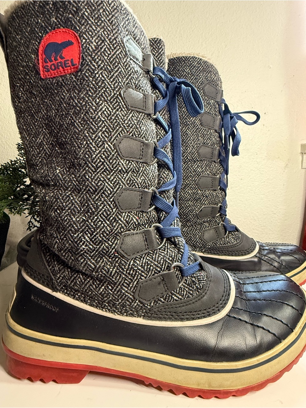 Sorel Tívoli high women size 8 Gray Herringbone Winter Boots with Blue Laces